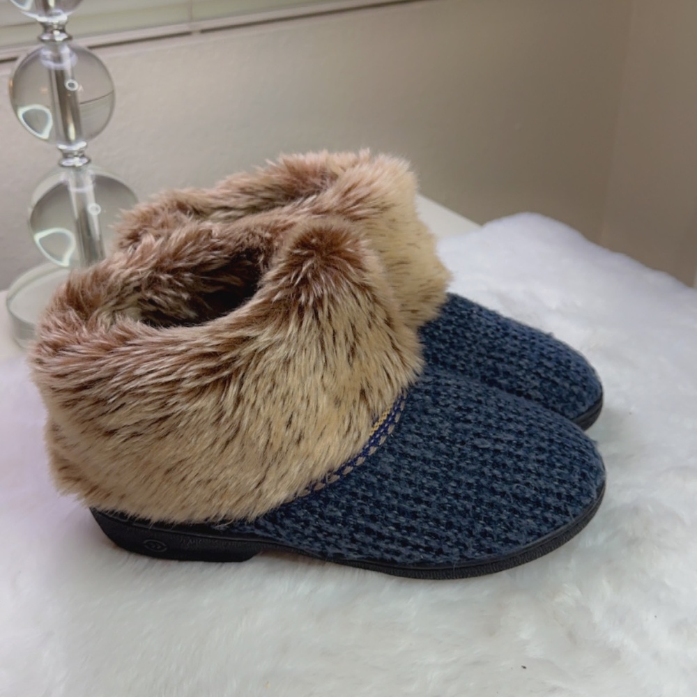 ISOTONER WOMEN'S SIZE 7.5-8 blue FAUX FUR SLIPPER BOOTIES